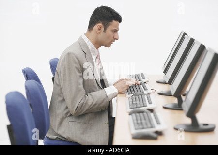 Seitenansicht eines Geschäftsmannes sitzen vor einem computer Stockfoto