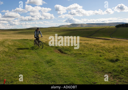 Weibliche Mountainbiker in der Nähe von Crosby Garrett Eden Valley Cumbria England Stockfoto