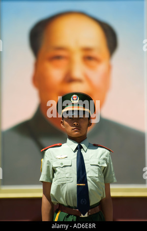 eine junge Garde vor ein Porträt von Mao Zhe Dong auf das Tor des himmlischen Friedens Stockfoto