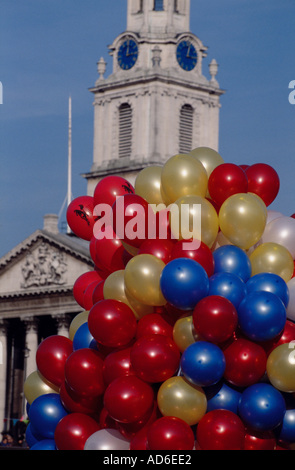 Ballons vor St Martins in Felder London UK O Stephenson Stockfoto