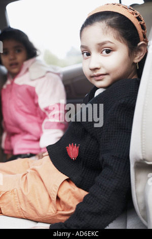 Nahaufnahme eines Mädchens und ihrer Schwester in einem Auto sitzen Stockfoto