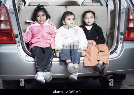 Porträt von drei Schwestern sitzen im hinteren Teil ein Auto Stockfoto