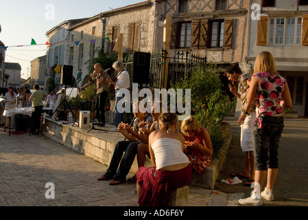 Festabend im Beauville bietet Musik Essen in einem schönen mittelalterlichen Ambiente bei Sonnenuntergang. Stockfoto