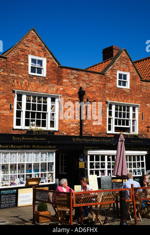 Die älteste Apotheke in England und Lavendel Tee Zimmer knaresborough North Yorkshire England Stockfoto