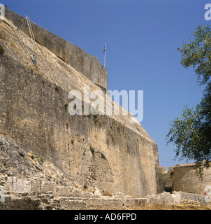 Mann Reinigung steile Steinwände der neuen Festung mit Leitern, Seilen und kennzeichnen die Ionischen Inseln griechische Inseln Griechenlands von Korfu Stockfoto