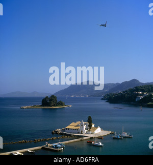Mit Blick auf Vlacherna und Pondikonissi Inseln mit Booten Kloster und Jet ausziehen Overhead Kanoni Korfu Griechenland Stockfoto