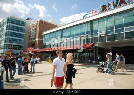 CHICAGO Illinois junges Paar halten Hände am Navy Pier Mann sehr legere Kleidung Frau im Kleid gehen Stockfoto
