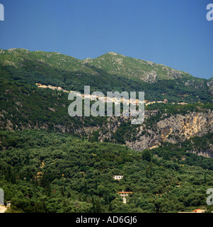 Kleinen Dorf Lakones hoch oben auf den Klippen im Pinienwald Paleokastritsa Korfu die Ionischen Inseln griechische Inseln Griechenlands Stockfoto