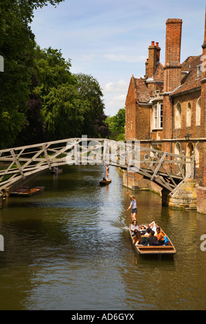 Punting on the River Cam am Mathematischen Brücke am Queens College Cambridge England Stockfoto