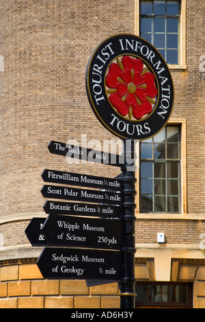 Touristische Hinweisschilder in der Nähe von The Guildhall Cambridge England Stockfoto