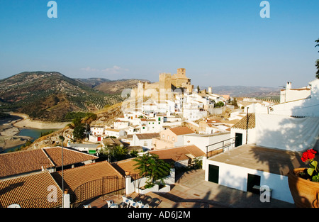 Boadilla del Monte, Provinz Córdoba, Andalusien. Die maurische Burg über das Dorf. in einem See im südlichen Spanien Stockfoto