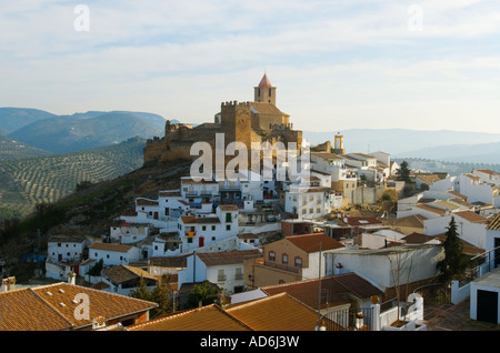 Iznajar, Burg auf dem Hügel mit Blick auf die Pueblo Blanco auf See von Andalusien in der Provinz Córdoba in Andalusien. Stockfoto