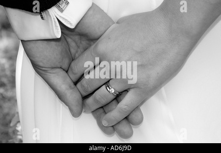 Hochzeit paar Braut und Bräutigam halten Hände Ring und Finger männliche und weibliche der frisch verheiratete Paar Mar Lodge Juni 2004 Stockfoto