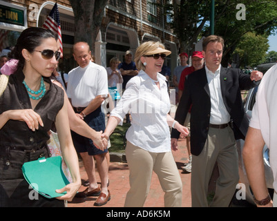 East Hampton, NY 8 5 07 Hillary Clinton Geschäfte schnell auf Newtown Lane in East Hampton New York 5. August 2007 Foto von Gordon M Grant Stockfoto