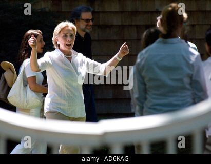 East Hampton, NY 8 5 07 Hillary Clinton grüßt catering-Personal nach Frühstück Spendenaktion zu Hause von Alan Patricof in East Hampton Stockfoto