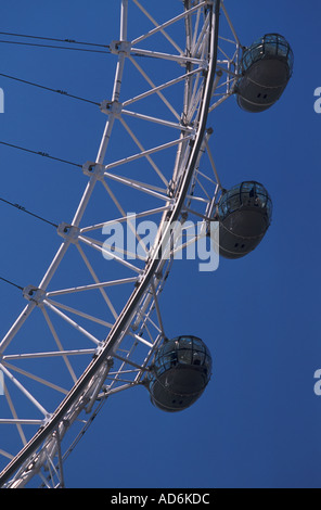 Vertikale Kreisbogenabschnitt von drei Hülsen auf dem London Eye gegen blauen Himmel, Jubilee Gardens, South Bank, London, England Stockfoto