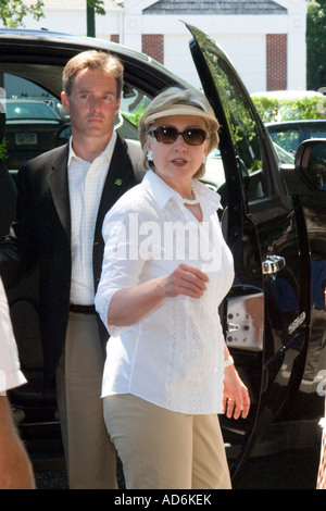 East Hampton, NY 8 5 07 Hillary Clinton Geschäfte schnell auf Newtown Lane in East Hampton New York 5. August 2007 Foto von Gordon M Grant Stockfoto