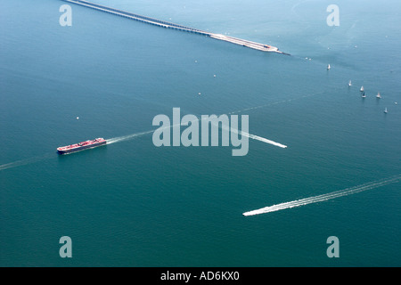 Virginia chesapeake Bay Water Bridge Tunnel, Barge, Boote, von kommerziellen Fluggesellschaften gesehen, die in Norfolk landen, Besucher reisen Reisen Touristik Stockfoto