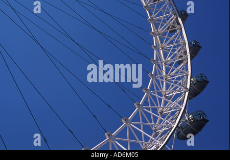 Gebogene Abschnitt des London Eye gegen blauen Himmel, South Bank, London, England, Großbritannien, UK Stockfoto