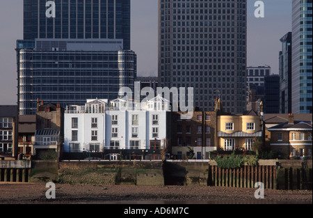 Traditionelle Häuser Kontrast mit London Docklands Bürotürme mit Blick auf die Themse, London, England, Großbritannien Stockfoto