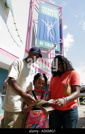 Portsmouth Virginia, High Street, Children's Museum of Virginia, Schwarze Familie Familien Eltern Eltern Kind Kinder, Mutter Vater, Vater, Eltern, Stockfoto