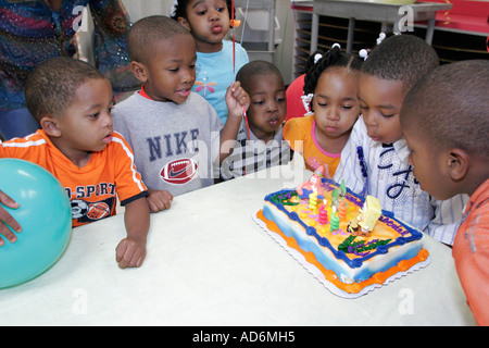 Portsmouth Virginia, High Street, Kindermuseum von Virginia, Schwarze Jungen Jungen männliche Kinder Geburtstagsfeier, Kuchen, Kerzen, Blasen, VA060513045 Stockfoto