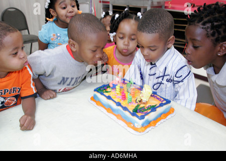 Portsmouth Virginia, High Street, Kindermuseum von Virginia, Schwarze Jungen Jungen männliche Kinder Geburtstagsfeier, Kuchen, Kerzen, Blasen, VA060513046 Stockfoto