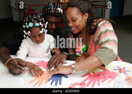 Portsmouth Virginia, High Street, Children's Museum of Virginia, Kunsthandwerk, schwarze Familien, Eltern, Kinder, Mutter, Vater, VA060513 Stockfoto