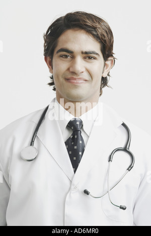 Porträt eines männlichen Arztes lächelnd Stockfoto