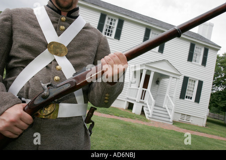 Newport News Virginia, Endview Plantation, Konföderierte Soldat, Reenactor, Reenact, Rollenspiel, Act, Kostüm, Gewehr, Besucher reisen Reise Tour Tourist Tour Stockfoto
