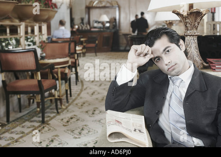 Porträt eines Geschäftsmannes sitzen in einer Hotel-lobby Stockfoto
