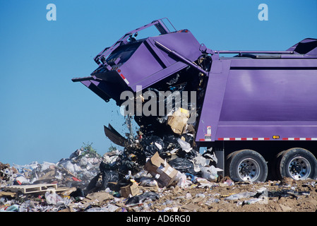 Ein großes Müllfahrzeug Deponien Müll auf einer Deponie Stockfoto
