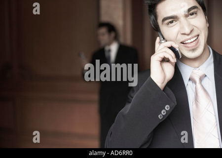 Porträt eines Geschäftsmannes telefonieren mit einem Handy Stockfoto