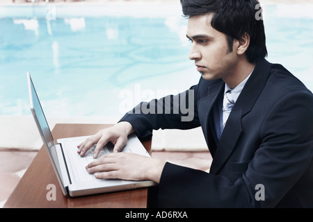 Nahaufnahme eines Unternehmers mit einem laptop Stockfoto