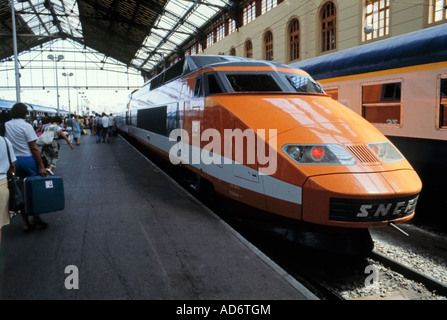 Der französische Hochgeschwindigkeitszug TGV im original Orange, grau-weiße Lackierung, Gare de Marseille-Saint-Charles, Marseille, Südfrankreich Stockfoto