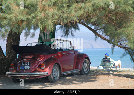 KRETA, GRIECHENLAND.  Ein Cabrio VW Käfer am Strand von Maleme in der Nähe von Chania auf Kreta Nordwestküste. Stockfoto