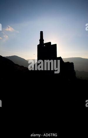Die alte Kupfermine des 19. Jahrhunderts bauten im Morgengrauen, Allihies, Beara Halbinsel, County Cork, Irland Stockfoto