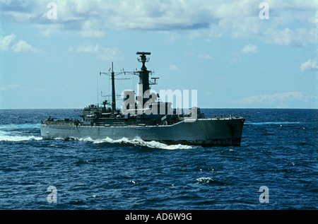 HMS Charybdis, F75, Fregatte der Leander-Klasse Typ 121, britisches Fregatte-Kriegsschiff auf Patrouille vor den Falklandinseln 1983, nähert sich Port Stanley Stockfoto