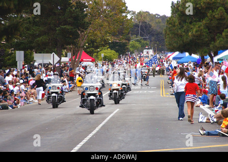 Polizei Motorräder Blei Anfang des 4. Juli Parade in Huntington Beach Kalifornien USA nicht freigegeben Stockfoto