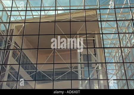 Ganz in der Nähe Blick auf eine schiefe Glasfassade an einem Gebäude mit moderner Architektur in Utah, USA. Stockfoto