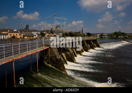 Schleusen und Lachs springen auf dem River Shannon in Athlone, County Roscommon (und Westmeath), Irland Stockfoto