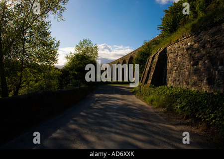 Stillgelegten Viadukt über Landstraße am Kilmacthomas, auf der Waterford an Dungarvan, County Waterford, Irland Stockfoto