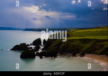 Gewitterwolken über Ballydowane Bucht, in der Nähe von Bunmahon, der Kupfer-Küste, Grafschaft Waterford, Irland Stockfoto