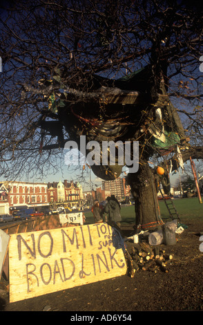 Eco Demonstranten protestieren Autobahn M11 Link Road Protest" George Green "wanstead East London Kastanie schneiden Sie die London 1993 1990 s UK HOMER SYKES Stockfoto