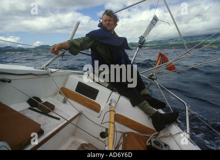 Deaktiviert sailor Mike Feder Segel nur auf die Azoren Portugal aus England übergeben. 1980 s HOMER SYKES Stockfoto