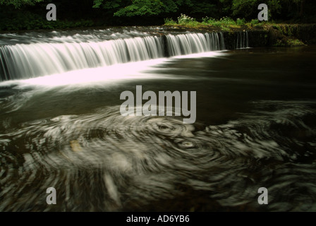 Wirbelte Muster erstellt von Wirbel beim Plym Wehr Devon UK Stockfoto