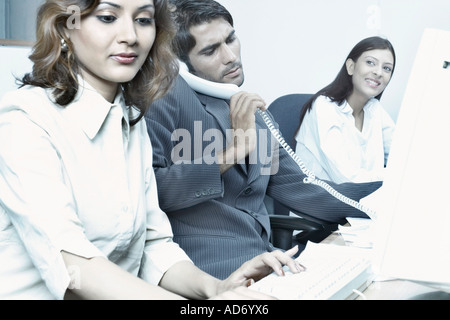 Zwei Unternehmerinnen und Unternehmer in einem Büro Stockfoto