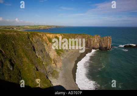 Tra Na Mbho Beach, eine von vielen versteckten Buchten im UNESCO Copper Coast Geopark in der Nähe von Bunmahon, County Waterford, Irland Stockfoto