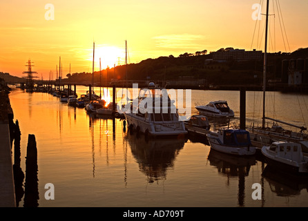 Yachten im Yachthafen und ein entferntes „Asgard“ Segeltrainingsboot, das 2008 schwamm und sank, River Suir Quays, Waterford City, Irland Stockfoto