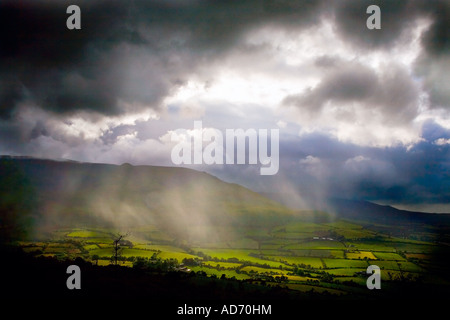 Ein Patchwork aus Smaragd Felder von Croaghaun Hügel mit den Comeragh Mountains im Hintergrund, Grafschaft Waterford, Irland Stockfoto